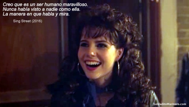 La chica de los labios granates